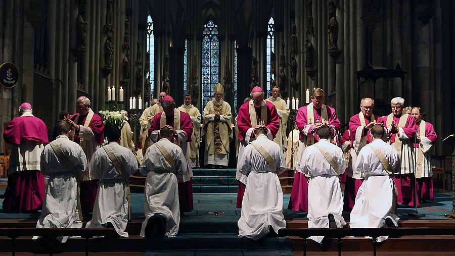 priesterweihe (c) Robert Boecker, Priesterweihe im Hohen Dom zu Köln, https://creativecommons.org/licenses/by-nc/3.0/de/, Quelle: http://bilder.erzbistum-koeln.de